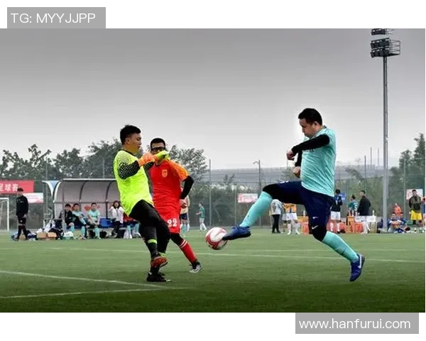 足球场外的时尚风采，球星们的魅力穿搭瞬间引领潮流